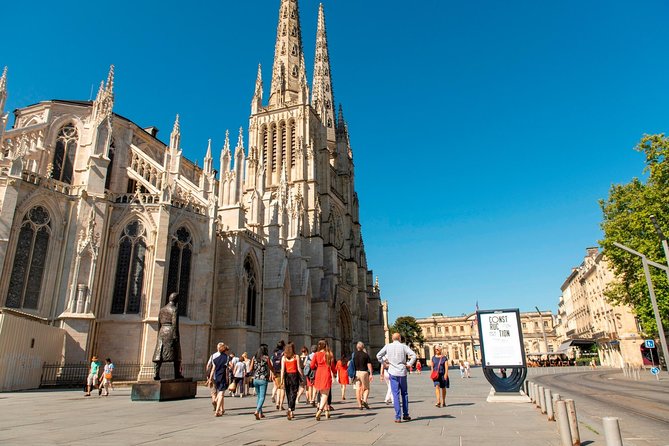 2-Hour Walking Tour of the City’s Iconic Sights and History - The guide experience: why language balance can make or break it