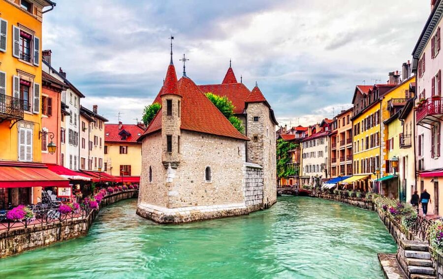 Annecy: Express Walk with a Local in 60 minutes - Key highlights you’ll feel fast