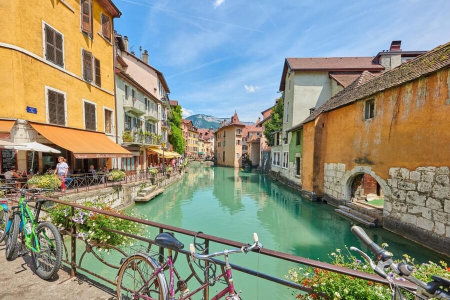 Annecy: Express Walk with a Local in 60 minutes - Le Palais de l’Île: why the second anchor sharpens your day