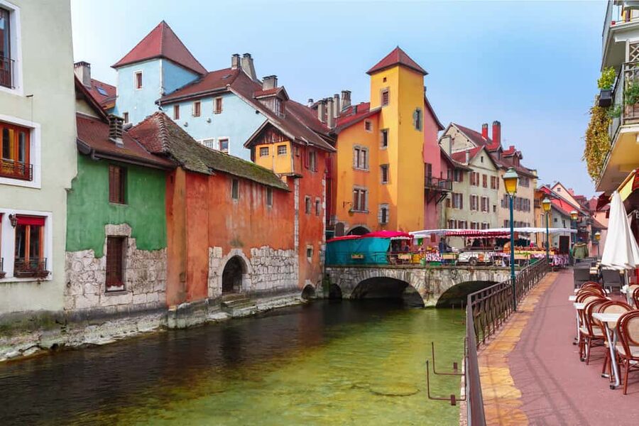 Annecy: Express Walk with a Local in 60 minutes - Lakeside charm without the tourist haze