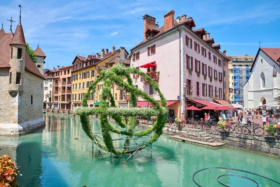Annecy: Express Walk with a Local in 60 minutes - Local food and bar tips you can use right away