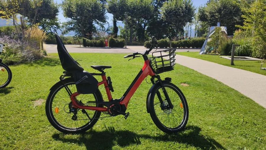 Annecy-le-Vieux, France: Electric and Classic Bike Rentals - From the Rivage desk to the lakeshore: how your day usually flows