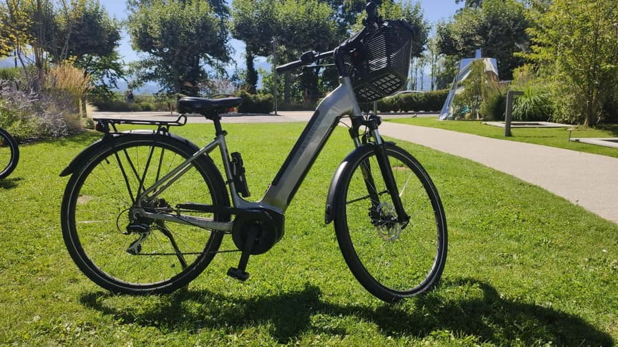 Annecy-le-Vieux, France: Electric and Classic Bike Rentals - What makes the lakeside route special once you’re actually moving