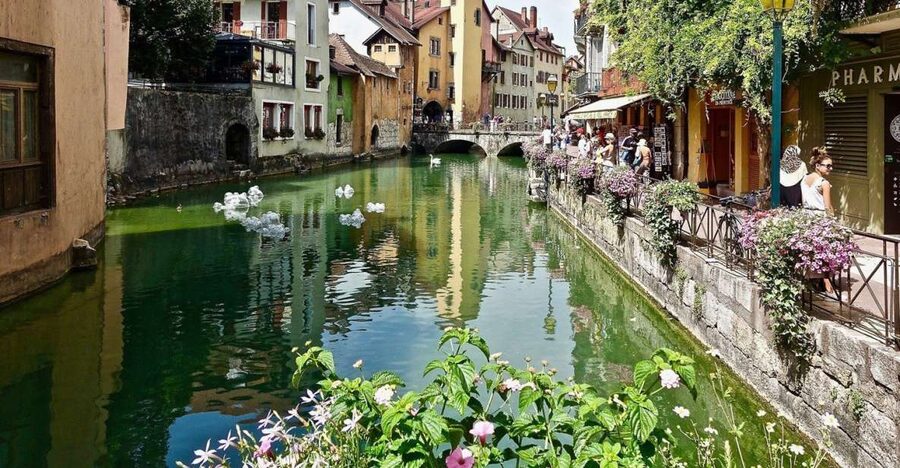 Annecy: Private Guided Tour - Discover "Venice of the Alps" - Old Town Annecy: where the walking tour becomes the city