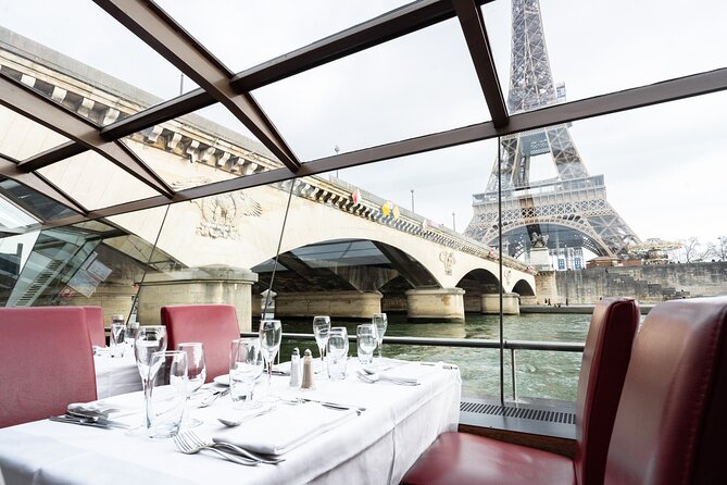 Bateaux Mouches Lunch Cruise on the Seine River in Paris - The music factor: live accordion during lunch