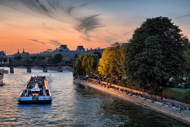 Bateaux Mouches Sightseeing Cruise in Paris with Champagne - Port de la Conférence: the easy start to your Seine cruise