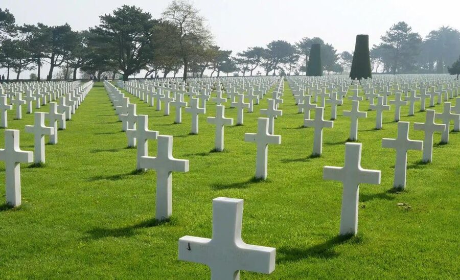 Bayeux: Normandy D-Day Landing Beaches Full-Day Guided Tour - From Place de Québec, Bayeux, the day starts with context