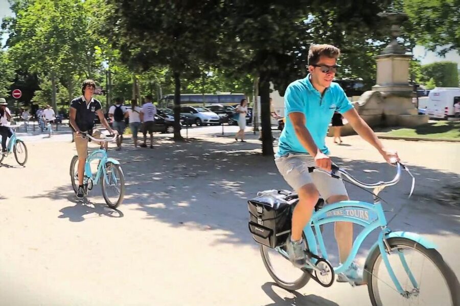 Best of Paris Bike Tour - Meeting at Fontaine Saint-Michel with bright-blue bikes