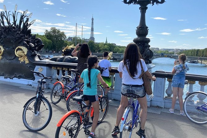 Bike Paris treasures with a live guide - Families & Friends - Starting at Hôtel de Ville: where the tour actually begins