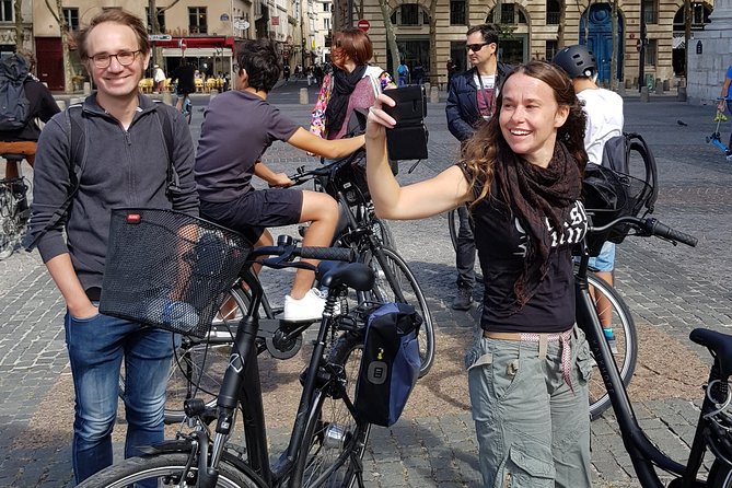 Bike Paris treasures with a live guide - Families & Friends - Live guiding is the difference between riding and learning