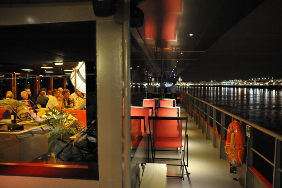 Bordeaux: 2-Hour River Dinner Cruise - Service on Board: Calm, Friendly, and Professional