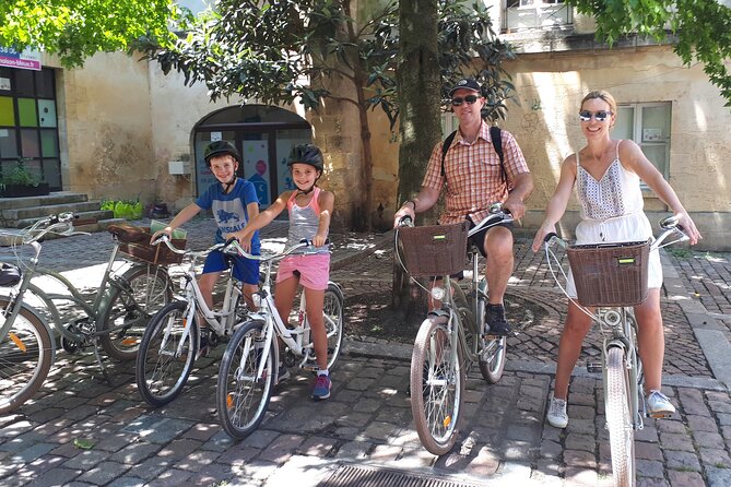 Bordeaux bike tour "The Best of Bordeaux" - Chartrons wine trade streets, then Jardin Public for a local tasting