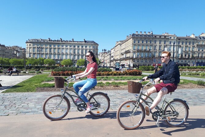 Bordeaux bike tour "The Best of Bordeaux" - Crossing the Garonne on Pont de Pierre and the Park of the Angels