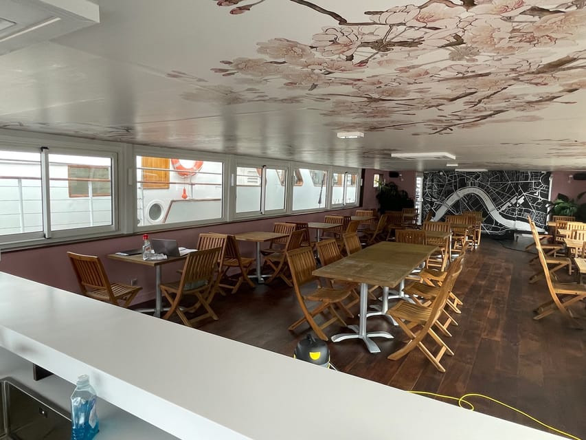 Bordeaux: Garonne River Yacht Cruise with Brunch - Drinks and atmosphere: the open bar effect