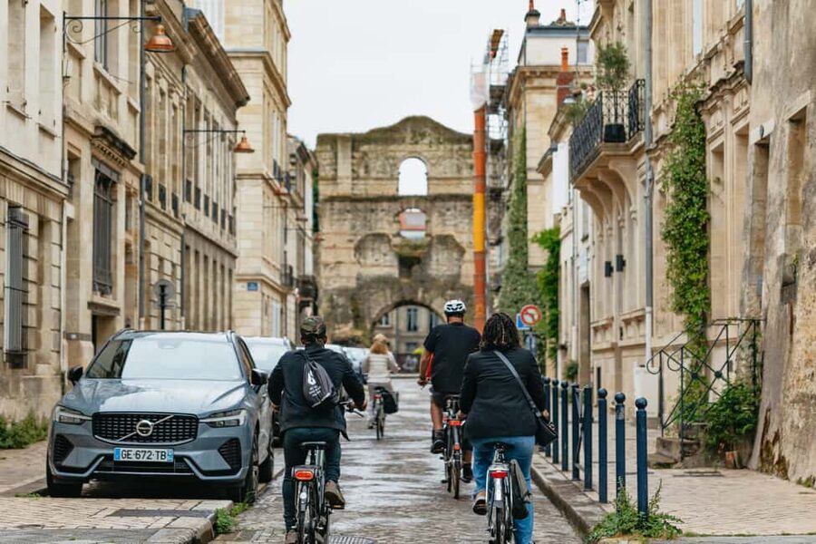 Bordeaux: Historic Center & Chartrons District Bike Tour - Pont de Pierre and Quai des Queyries: Crossing the Garonne