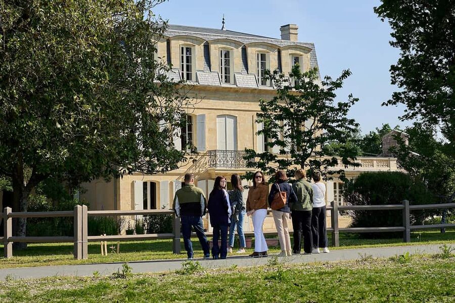 Bordeaux: Saint-Emilion and Medoc Full-Day Wine Experience - Getting to the countryside from central Bordeaux (and where you meet)