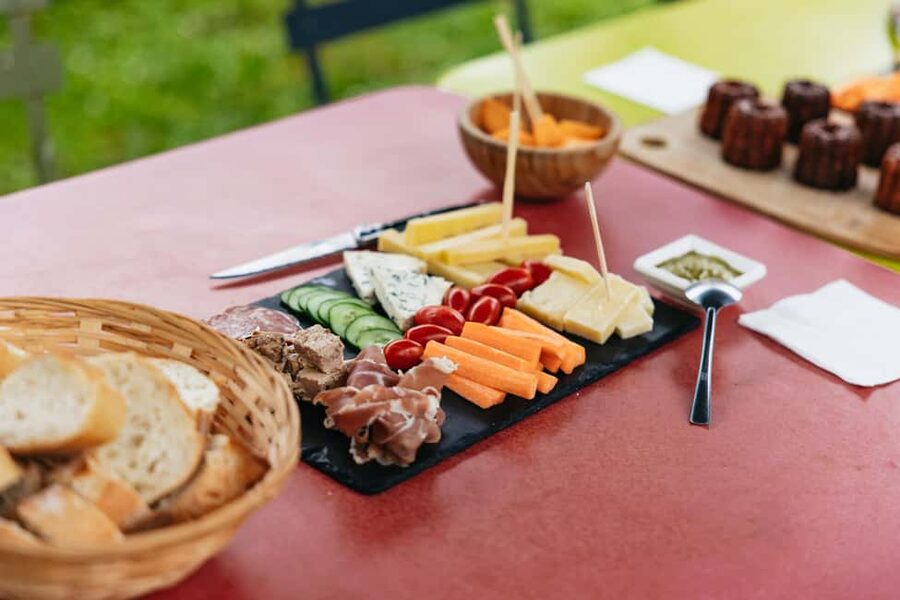 Bordeaux: St. Emilion Day Trip with Wine Tasting and Lunch - The ride and your guide: where the day starts to click
