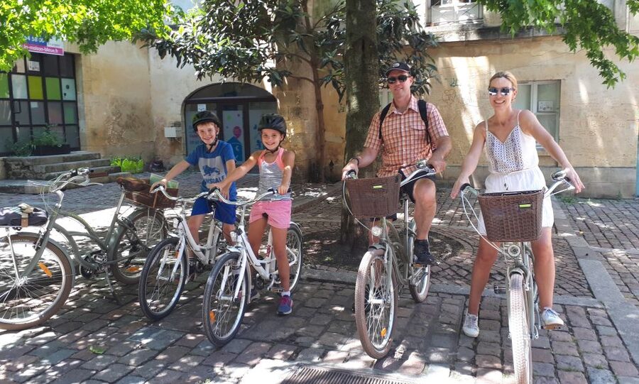 Bordeaux: Top Landmarks & Historic Bike Tour - Why this 150-minute bike tour works so well in Bordeaux