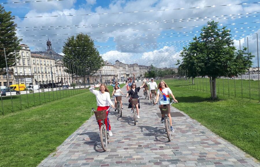 Bordeaux: Top Landmarks & Historic Bike Tour - Break time by the river, Quai des Queyries and the Darwin eco-system