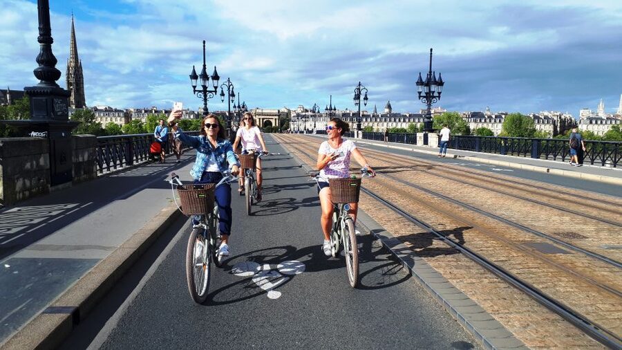 Bordeaux: Top Landmarks & Historic Bike Tour - Jardin Public and the “eat while you learn” break