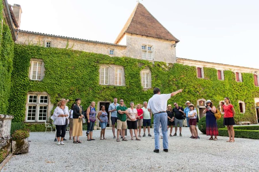 Bordeaux: Vineyards Wine Tasting Half-Day Trip - From Bordeaux Tourist Office to the wine lanes: how the 5-hour flow works