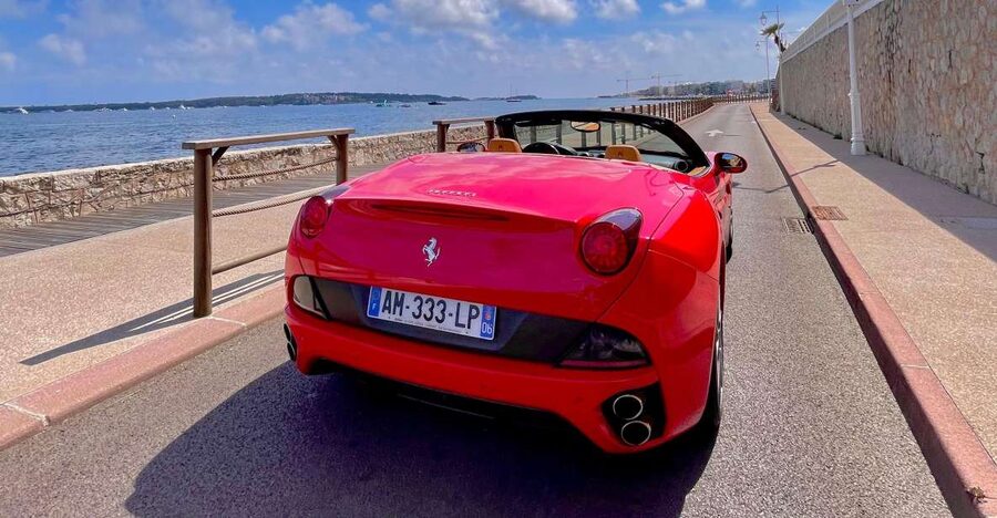 Cannes : Visite guidée en Ferrari sur les routes de Cannes - Mourre Rouge and Palm Beach on the return route