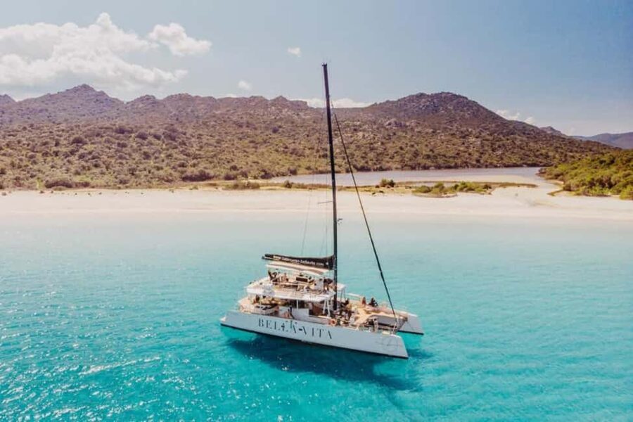 Catamaran day excursion - Bella Vita catamaran: big deck space, lots of sun options