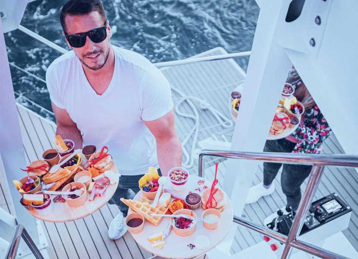 Catamaran Lucile | Sunday brunch - DJ Energy That Actually Works for a Brunch Crowd