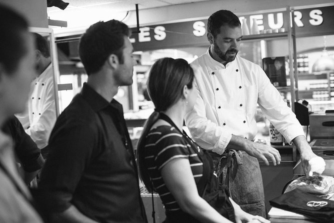 Cooking workshop with an exceptional chef in Avignon - Choosing ingredients from vendor favorites