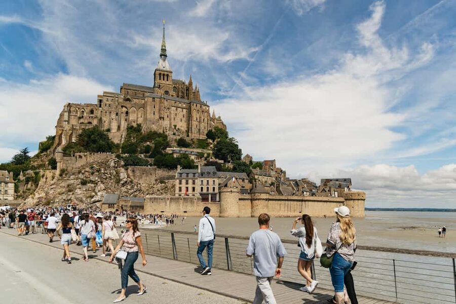Day Trip to Mont-Saint-Michel from Paris - Language support and guide styles you can expect
