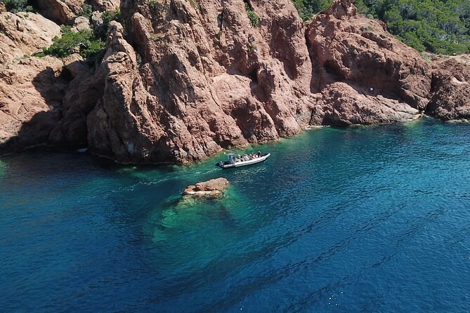 Departure from Saint-Raphaël - The creeks of Estérel - Cave time on a small boat: why it feels different
