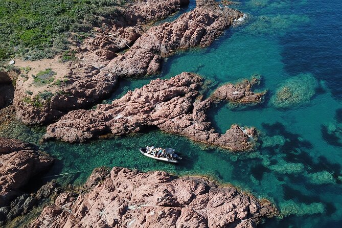 Departure from Saint-Raphaël - The creeks of Estérel - The boat ride: close to the coast, and sometimes a bit bumpy