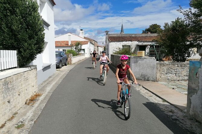 Discovery Day in the footsteps of the Builder Monks - Gliding the canals, watching Maillezais come into view