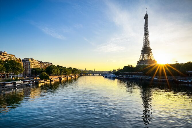 Early evening Dinner Cruise with drinks by Bateaux Parisiens - Service, info, and how staff turn a cruise into a story
