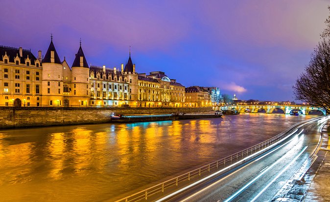 Eiffel Tower and City Tour by Bus with Seine River Cruise Option - Crowds, lines, and photo reality at the Eiffel Tower