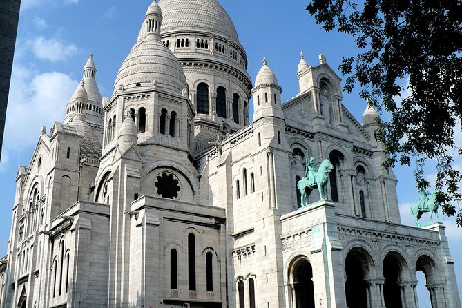 Escape game in Montmartre - The vineyard and sculpture stops that give the walk a special ending