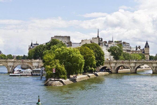 Escape game on the Île de la Cité - Hotel-Dieu’s Courtyard: When the Architecture Looks Like It’s Hiding