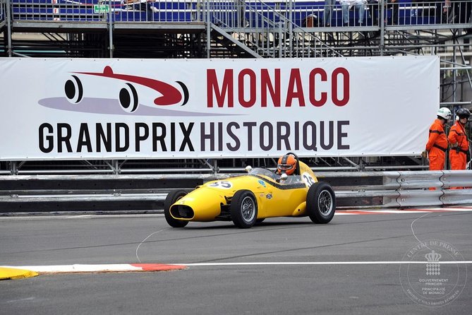 Excursion partagée Eze, Monaco & Monte Carlo from Nice - Monaco Palace area, cathedral, and the 11:55 guard change