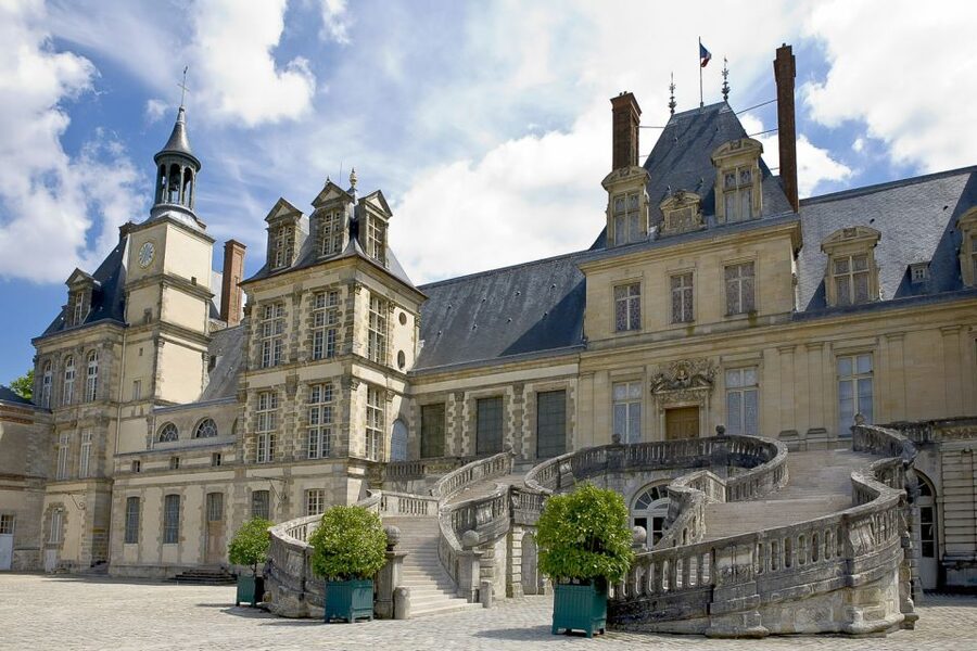 Fontainebleau & Vaux-le-Vicomte Châteaux Day Tour from Paris - Audio guides instead of live narration: when it works best