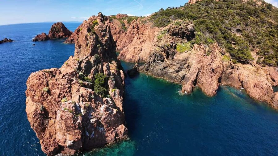 Fréjus: Sea and Creeks Boat Tour with Snorkeling and Drinks - The snorkeling pitstop: seeing the seabed, not just the surface
