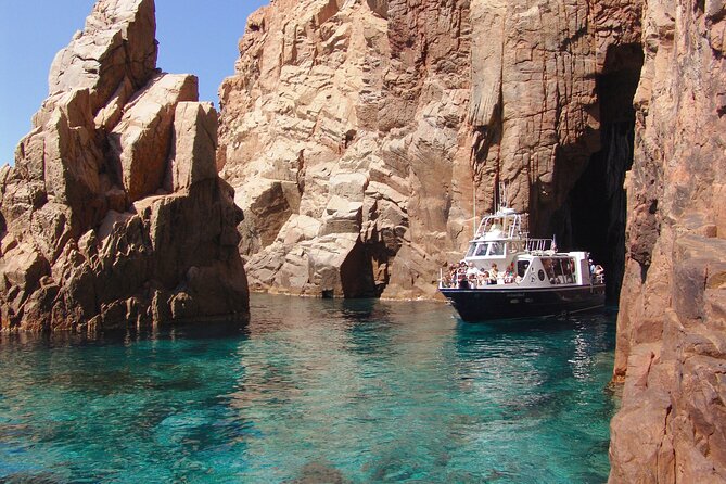 Friendly discovery of Scandola Calanques de Piana and meal stop at Girolata - Inside the coves and caves, plus the small marine surprises