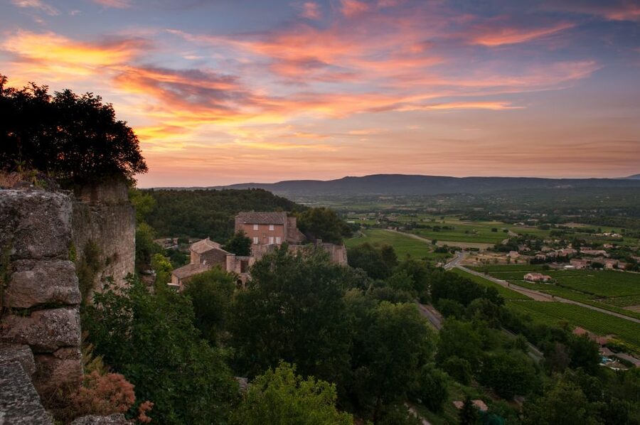From Avignon: Luberon Villages Day Tour - Roussillon, the Ochre Village: Lunch First, Then the Trail