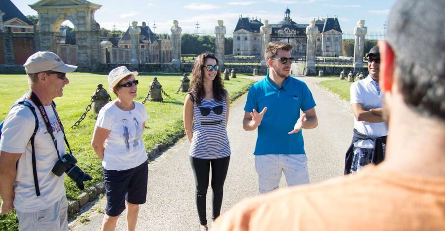 From Paris: Chateau de Fontainebleau & Vaux-Le-Vicomte Tour - Meeting at La Flamme and getting out of Paris fast