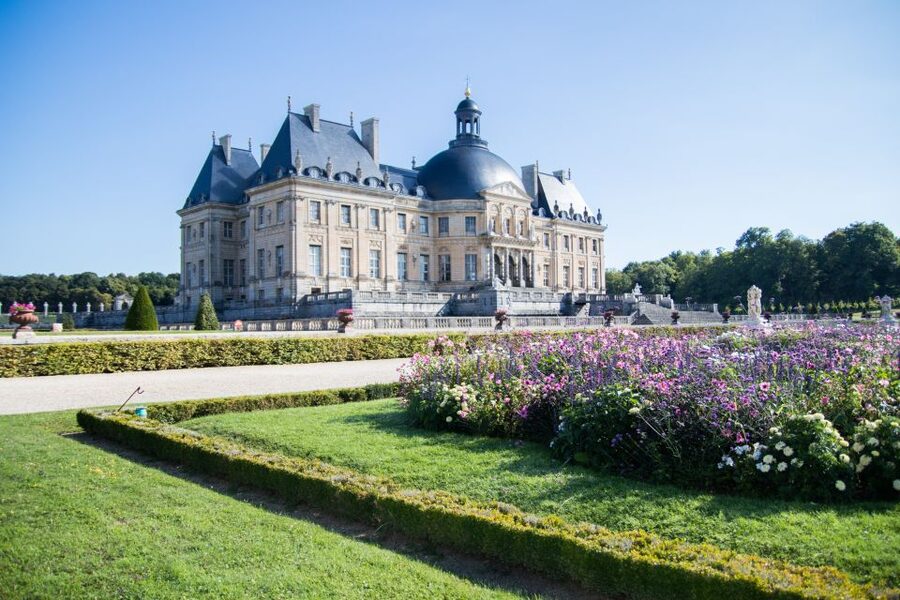 From Paris: Chateau de Fontainebleau & Vaux-Le-Vicomte Tour - Fontainebleau lunch hour: reset, refuel, then chase Napoleon’s story