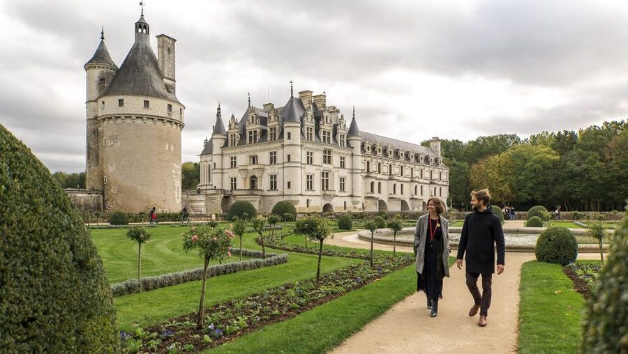 From Paris: Full-Day Loire Valley Chateaux Tour - How the guides (and optional audio) help you read each château correctly