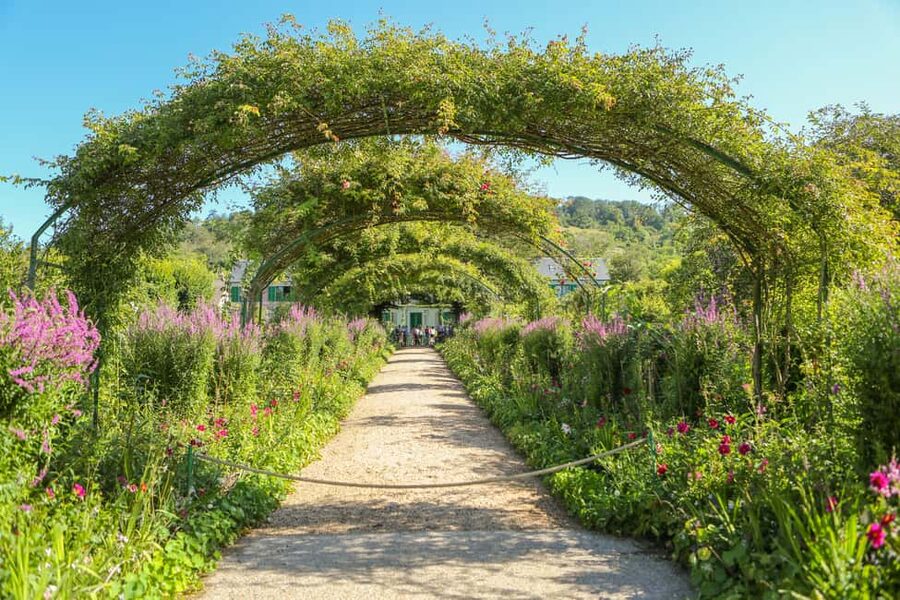 From Paris: Giverny Day Trip with Audio Guide or Live Guide - Giverny village time: a small window, use it well
