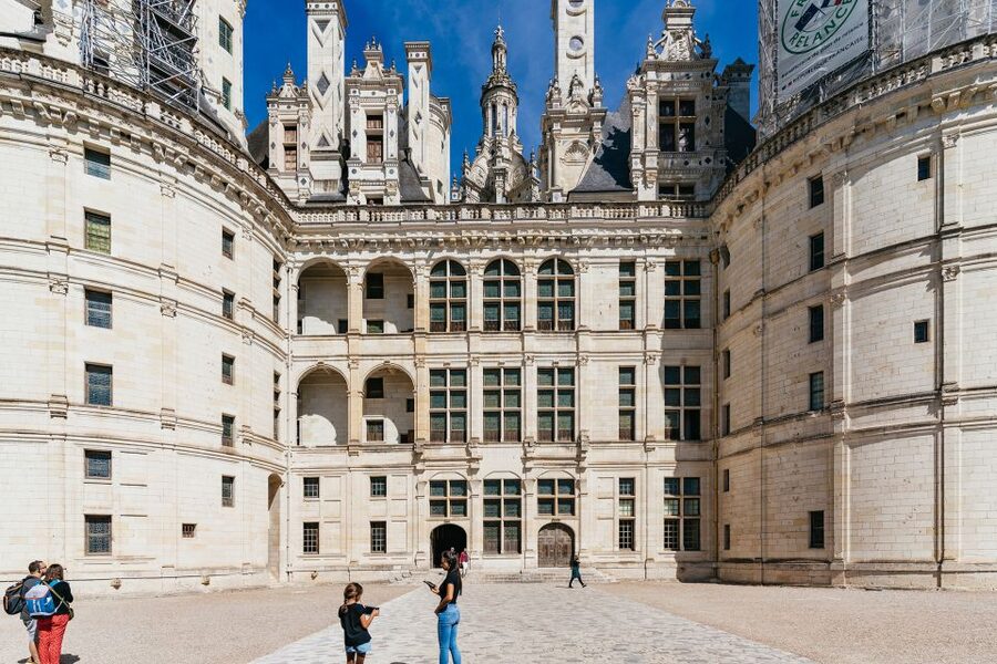 From Paris: Loire Valley Castles Day Trip With Wine Tasting - On the Bus Between Stops: How the Guide Makes the Loire Make Sense