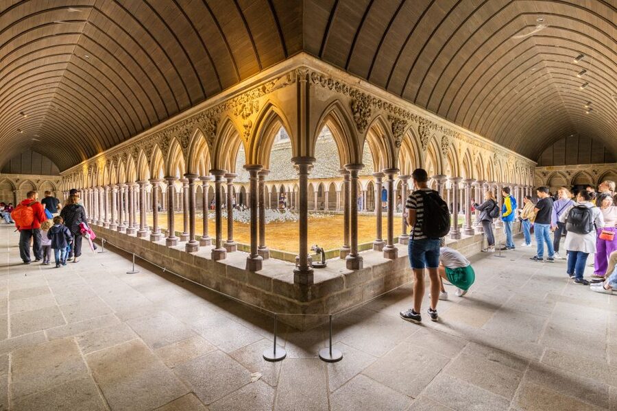 From Paris: Mont Saint Michel Day Trip with a Guide - A long but well-paced 14-hour circuit from Paris