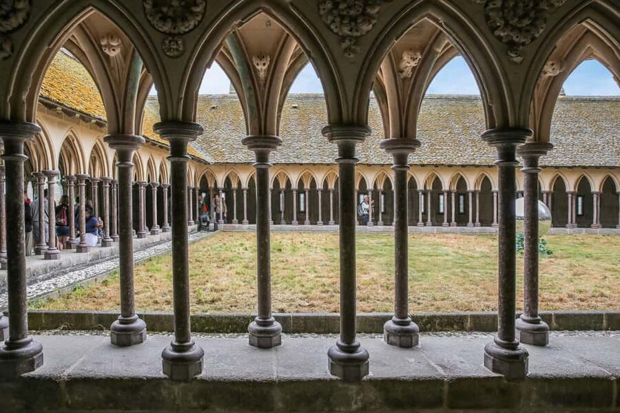 From Paris: Mont Saint-Michel Tour with Hotel Pickup Service - Language Options: English, Spanish, and How That Helps