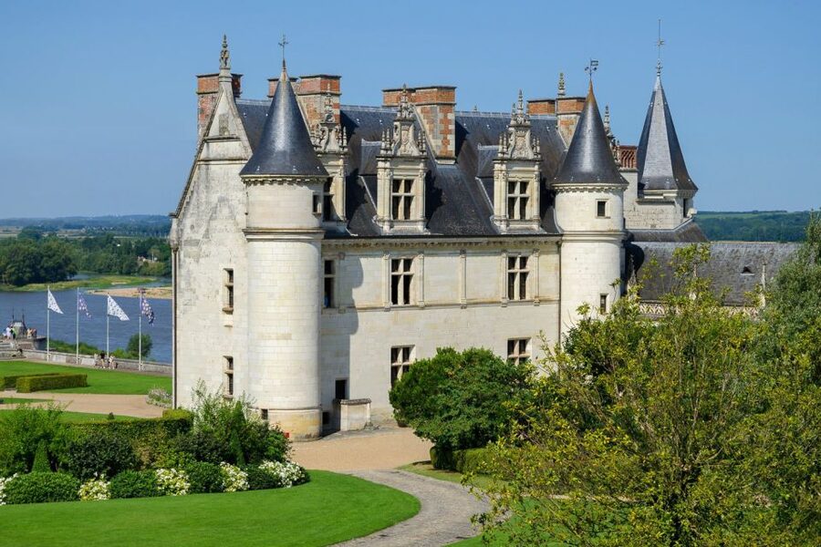 From Paris: Small-Group Loire Valley Castles Full-Day Tour - Lunch and Wine Tasting in Amboise: Small Stops That Add Flavor